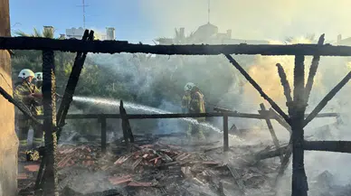 İzmir'de yangın : Restoranda başladı, bitişikteki eve sıçradı