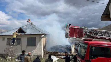Bayburt'ta ahır küle döndü : Alevler eve sıçramak üzereyken ekipler yetişti