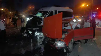 Manavgat'ta kaza : Tur minibüsü ile otomobil çarpıştı