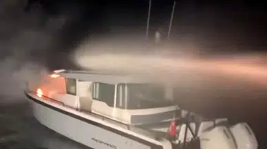 İstanbul'da Haydarpaşa açıklarında yanan tekne alevlere teslim oldu