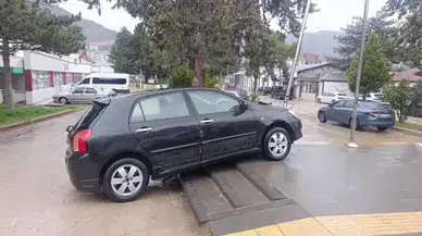 Amasya'da kontrolden çıkan otomobil, durağı teğet geçti