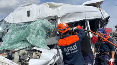 Kırşehir'de feci zincirleme kaza : Kamyon otomobilin üzerine devrildi, 1'i ağır 5 yaralı