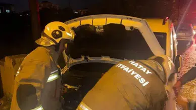 Hatay Defne’de seyir halindeki araç alev aldı