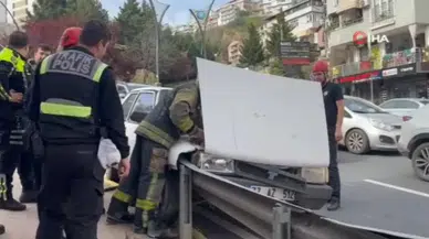 Kocaeli'de faciadan dönüldü : Freni tutmayan otomobil bariyerlere çarptı