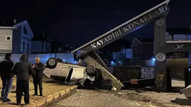Kayseri’de takla atan otomobil sitenin girişini yıktı : Sürücü yaralandı