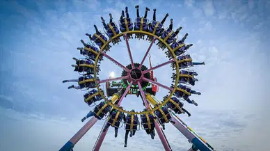 İspanya'da lunapark dehşeti : Saatte 160 kilometre hızla fırlatan oyuncağın halatı koptu