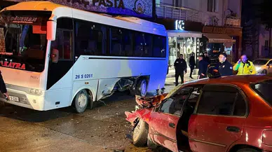 Eskişehir'de yolcu otobüsü ile otomobil çarpıştı : Araçlar ağır hasar aldı