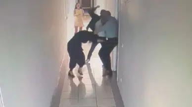 İzmir'de bir iş yerinde iki kardeş kavga etti : Araya giren çalışan vurularak yaralandı