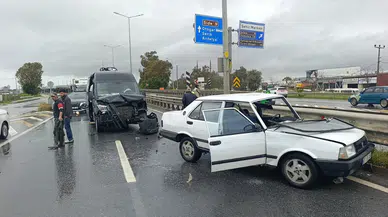 Antalya Manavgat’ta ters yöne giren otomobil tur minibüsüyle çarpıştı