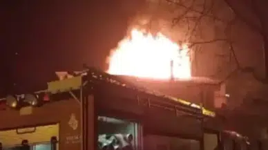 Kartal’da 3 katlı binanın çatısında yangın : 2 kişi dumandan etkilendi