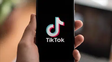 TikTok'ta elinde bıçakla dehşet saçtı : 'Türbanlı annenizin kafasını keserim'