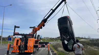 Saç ekimi uzmanı Berkay Tulpar kaza yaptı : Lüks otomobiliyle bariyerleri aşıp çayıra uçtu!
