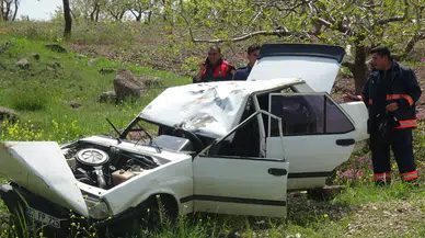 Kilis'te otomobil fıstık tarlasına girdi : 4 yaralı