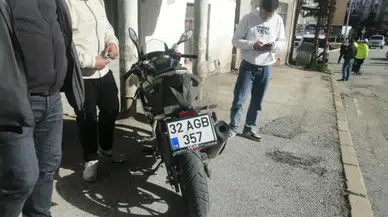 Isparta'da yola savrulan motosiklet sürücüsü, kask sayesinde ölümden döndü