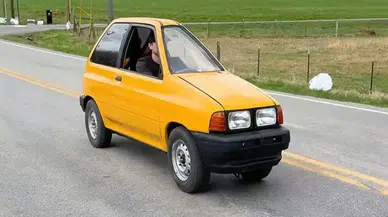 Dünyanın en dar arabası yapıldı : Ev kapısından geçiyor, trafiğe çıkma izni bile var!