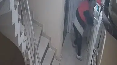Esenyurt’ta hırsızlık girişimi : Kapıyı açamayınca koridora tuvaletini yaptı!