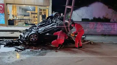 Dörtyol’da trafik kazası : Aydınlatma direğine çarpan araçta 2 kişi yaralandı