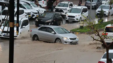 Cizre'de sağanak etkisi : Sokak ve caddeler göle döndü