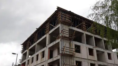 Malatya'da parasını alamayan işçi, inşaatın çatısına çıkıp eylem yaptı