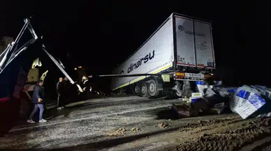 Çorum'da tır devrildi : Ankara - Tokat karayolu ulaşıma kapandı