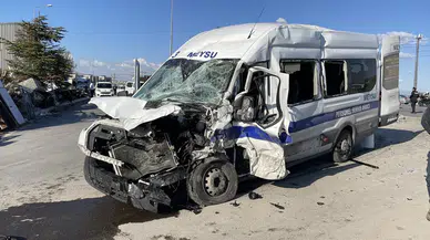 Kayseri'de kamyon ile işçi servisi çarpıştı : 8 yaralı