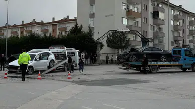 Bursa'da otomobiller çarpıştı : 2 yaralı