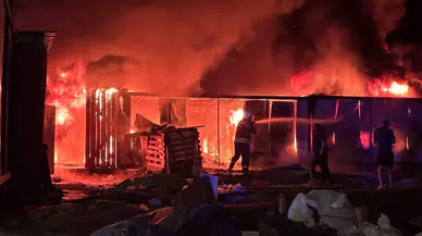 Erzincan'da yangın : İşçi konteynerleri alev alev