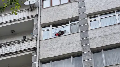 Eskişehir'de fırtınada kırılan cam 6’ncı kattan vatandaşın üzerine düştü