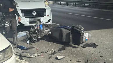 Adana Seyhan’da motosiklet ile hafif ticari araç çarpıştı : 2 yaralı