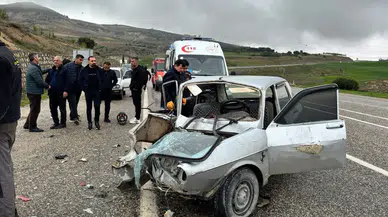 Adıyaman'da 2 otomobil çarpıştı : 1 sürücü yaralandı