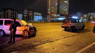 Kayseri'de ticari araç, arızalı minibüse çarptı : 6 yaralı