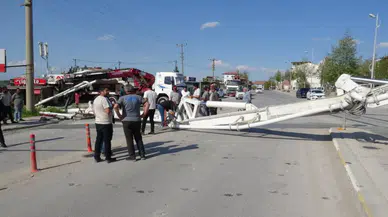 Malatya'da beton pompası yola devrildi