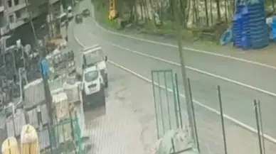 Rize'de hatalı sollama kazası : Otomobil elektrik direğine çarptı