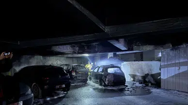 Hastane otoparkında otomobil alev topuna döndü