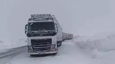 Ardahan Ilgar Dağı Geçidi’nde kar ve buzlanma engeli : Tırlar yolda kaldı!