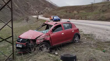 Hakkari'de otomobil elektrik direğine çarptı : 1 ölü, 1 yaralı