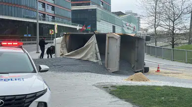 Sarıyer'de hafriyat kamyonu devrildi : Şoför yaralandı