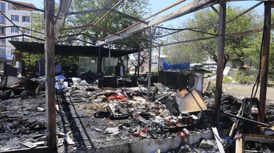 Hatay'da depremzede ailenin yaşadığı 2 konteyner alevlere teslim oldu