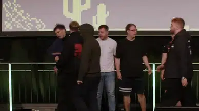 Alman oyuncuya 10 yıl men şoku : Sahne ortasında rakibine saldırdı