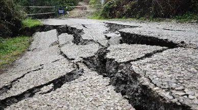 Tokat'ta toprak kaydı : Ballıca Mağarası yolunda yol çöktü