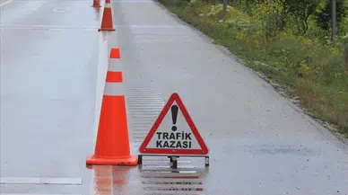 Çorum'da iki otomobil kafa kafaya çarpıştı : 3 kişi yaralandı
