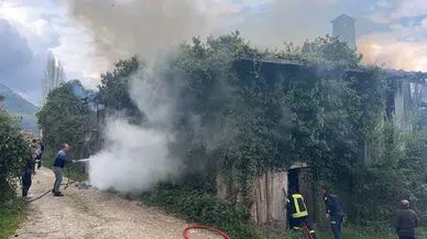 Kastamonu'da metruk bina yandı