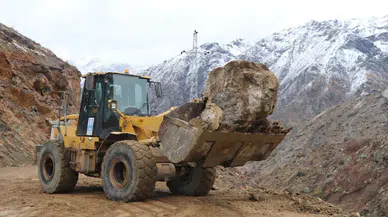 Hakkari'de heyelan faciası : Kara yolunda yarıklar oluştu
