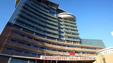 İşe alınmadı , öfkesini böyle çıkardı ! Manisa'daki CHP binasına taşlı saldırı