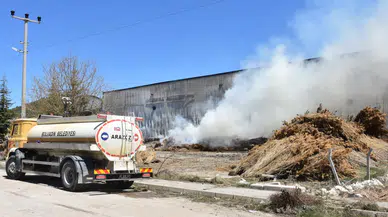 Afyonkarahisar Bolvadin’de kamış işleme fabrikasında yangın çıktı