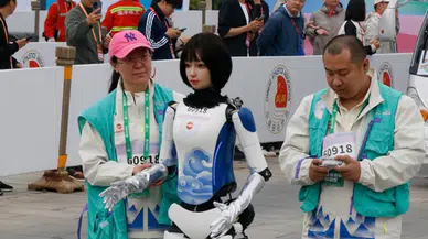 Çin'de insansı robotlar yarıştı : Yarı maraton dünya rekoru kırıldı