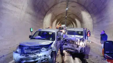 Artvin tünelde korkunç kaza : Şerit ihlali faciaya yol açtı , 7 kişi yaralandı