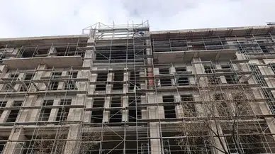 Kırşehir'de 3 işçi, maaşlarını alamadıkları iddiasıyla inşaata çıktı