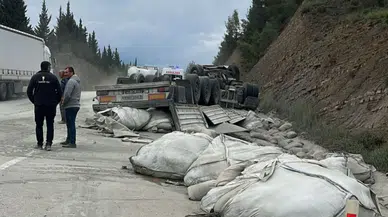 Burdur’da yoldan çıkan tır hurdaya döndü : 1 yaralı