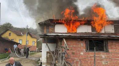 Kastamonu'da iki katlı ev alev alev yandı